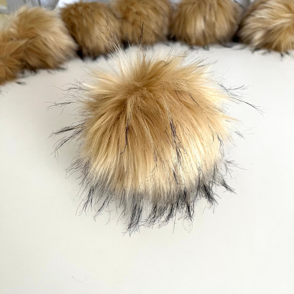 DAISY luxury faux fur pom pom